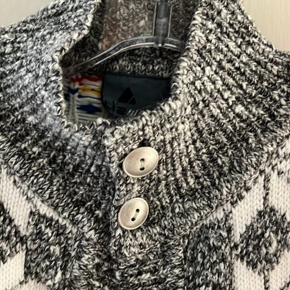 Lizwear small winter sweater. - Picture 2 of 5